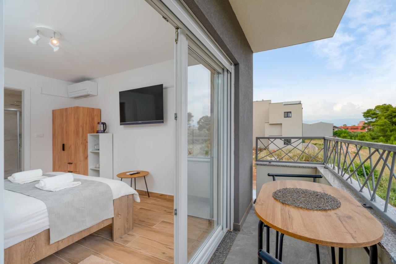 Number One Apartments Vir Exterior photo