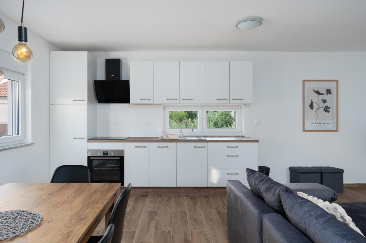 Number One Apartments Vir Exterior photo